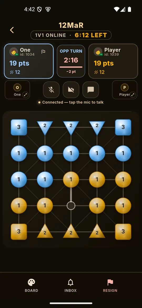 A live match: both players' cards with their scores and ids, the shared clock, and the board part-way through a game.